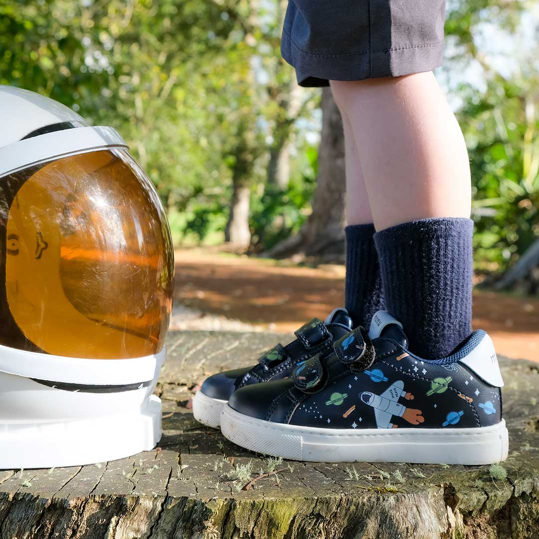 Explora la versatilidad de los tenis Monu Mini: De la escuela al parque y más allá