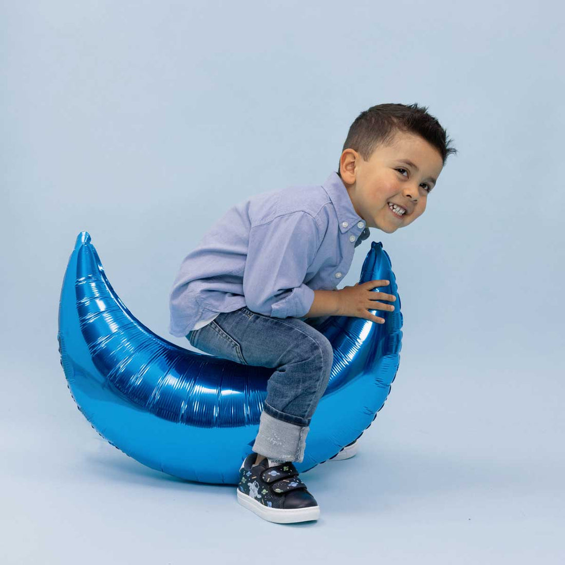 Niño usando los tenis Monu Mini Espacio con diseño de astronautas y estrellas.