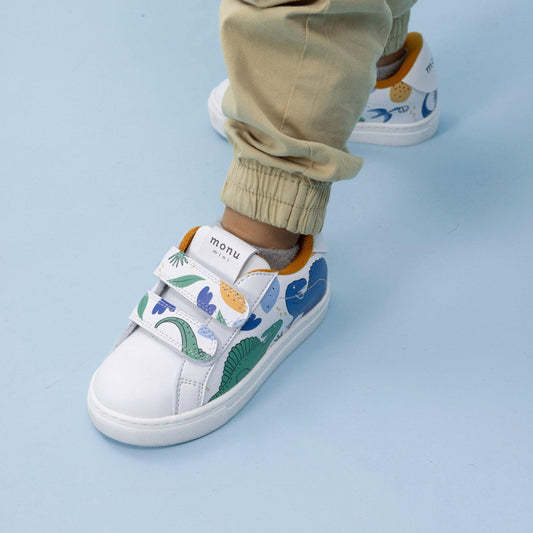 Tenis Dino Rugido de Monu Mini - Estampado de dinosaurios enérgico y colores vibrantes. Foto modelo.