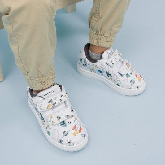 Tenis Espacio Blancos de Monu Mini para niños y niñas - Estampado de astronautas, cohetes, planetas, estrellas y extraterrestres - Hecho en Colombia. Modelo.