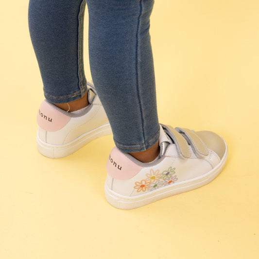 Tenis Encanto Plata para niña de Monu Mini, elegantes y divertidos, con detalles de flores multicolor y punta plateada brillante. Foto modelo.