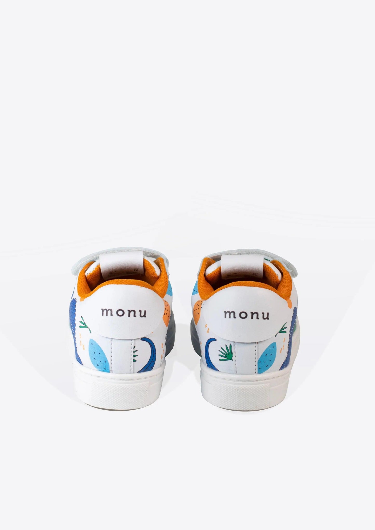 Tenis Dino Rugido de Monu Mini - Estampado de dinosaurios enérgico y colores vibrantes. Foto posterior.