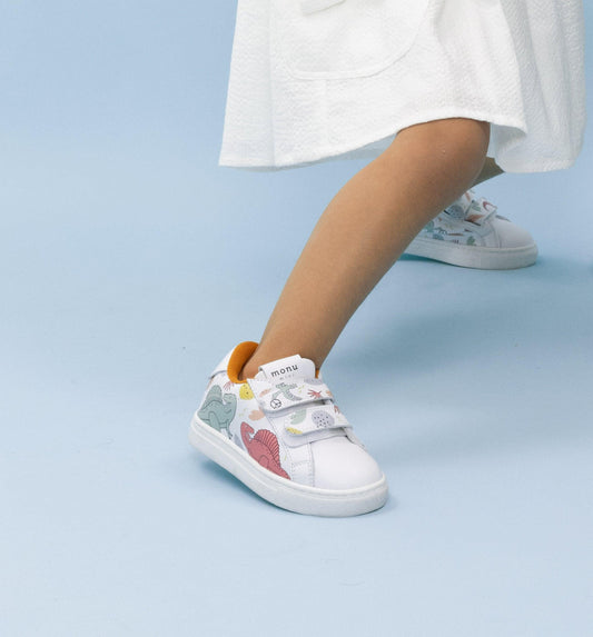 Tenis Dinosaurios para niñas, estampado de dinosaurios en colores vibrantes, marca Monu Mini. Foto en modelo.