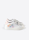 Tenis Encanto Plata para niña de Monu Mini, elegantes y divertidos, con detalles de flores multicolor y punta plateada brillante. Foto lateral.