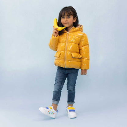 Tenis Monu Mini para niños y niñas, diseño vibrante y divertido con caritas felices en los costados. foto con modelo.