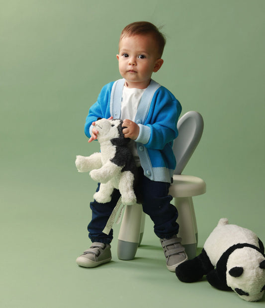 Bebé usando los zapatos respetuosos Gris Estrella mientras da sus primeros pasos, mostrando el ajuste perfecto y la flexibilidad para moverse con facilidad.