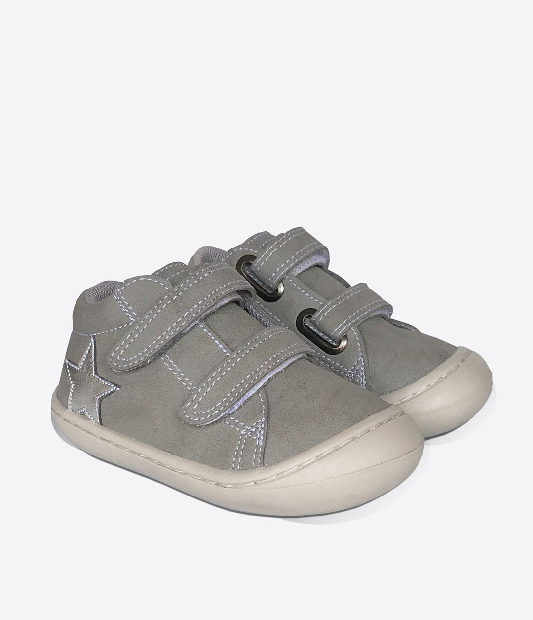 Zapatos respetuosos para bebé Gris Estrella con suela antideslizante, diseño contemporáneo y detalles adorables de estrella para los primeros pasos. Lat 2.