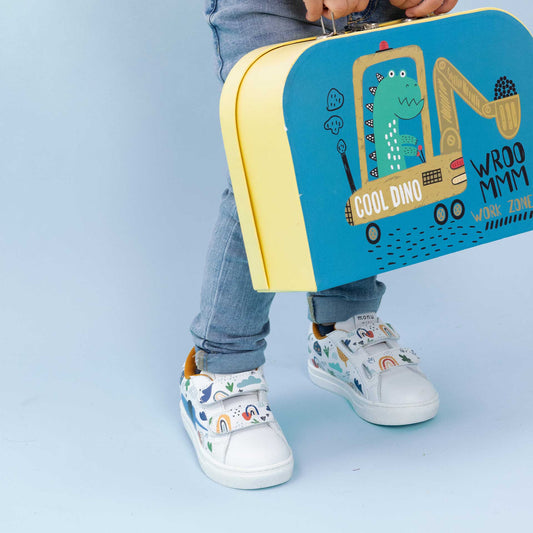 Tenis Tigre Elefante monu mini. Foto modelo infantil con maleta.