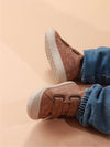 Zapatos respetuosos para bebé pre-caminadores en color café con diseño de animales, suela flexible y amplia zona delantera, ideales para los primeros pasos.