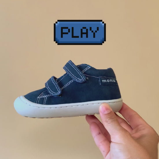 Video de zapatos respetuosos para bebé, mostrando su flexibilidad, comodidad y diseño ideal para los primeros pasos, con suela flexible y ajuste perfecto.