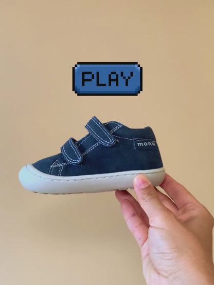 Video de zapatos respetuosos para bebé, mostrando su flexibilidad, comodidad y diseño ideal para los primeros pasos, con suela flexible y ajuste perfecto.