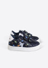 Tenis Astro Azul para niños de Monu Mini, estampado de espacio con cohete y astronauta. Vista lateral.