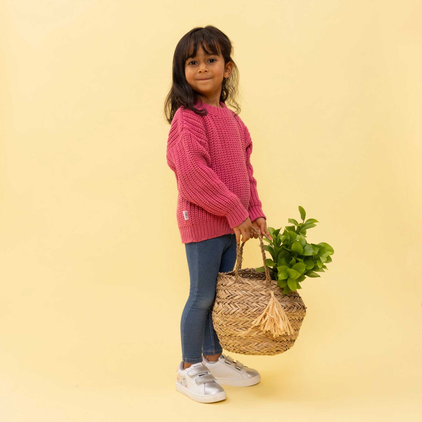 Tenis Encanto Plata para niña de Monu Mini, elegantes y divertidos, con detalles de flores multicolor y punta plateada brillante. Foto modelo cuerpo.