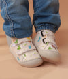 Bebé usando los zapatos respetuosos Pájaros Blanco mientras da sus primeros pasos, con un ajuste perfecto y flexibilidad para moverse con facilidad.