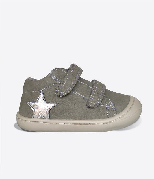 Zapatos respetuosos para bebé Gris Estrella con suela antideslizante, diseño contemporáneo y detalles adorables de estrella para los primeros pasos.